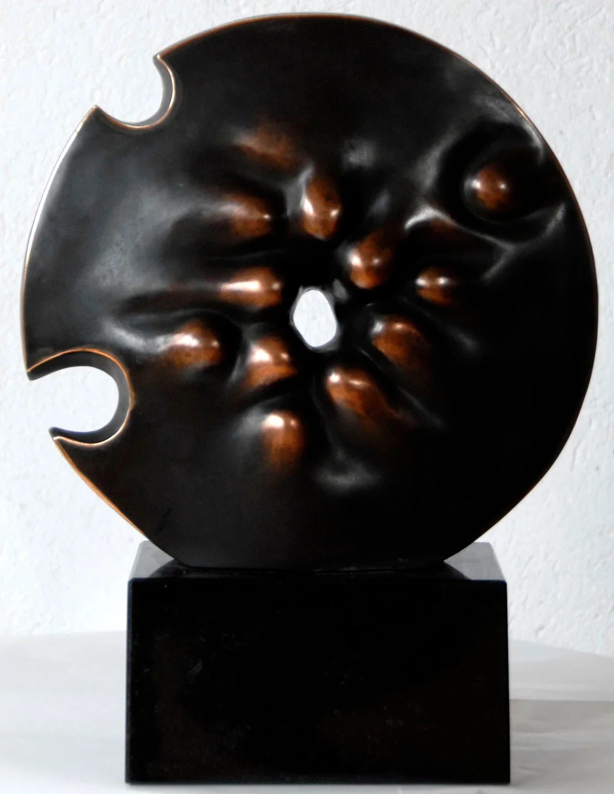«Skupienie (z cyklu Dyski)» (1998), bronzo — opera di Antonina Wysocka-Jonczak