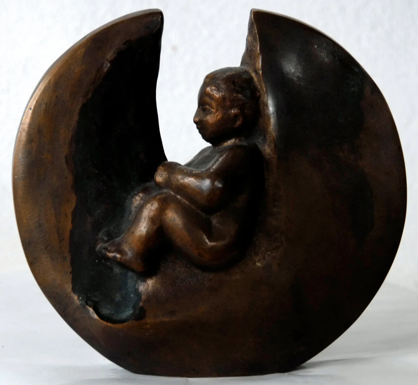 «Dziecko oczekujące» (1987), bronzo — opera di Antonina Wysocka-Jonczak