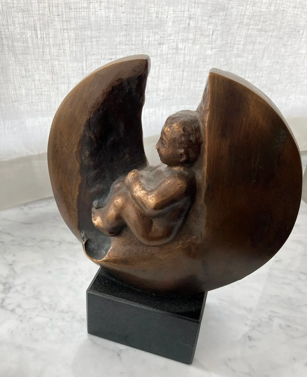 «Dziecko oczekujące» (1987), bronzo — opera di Antonina Wysocka-Jonczak