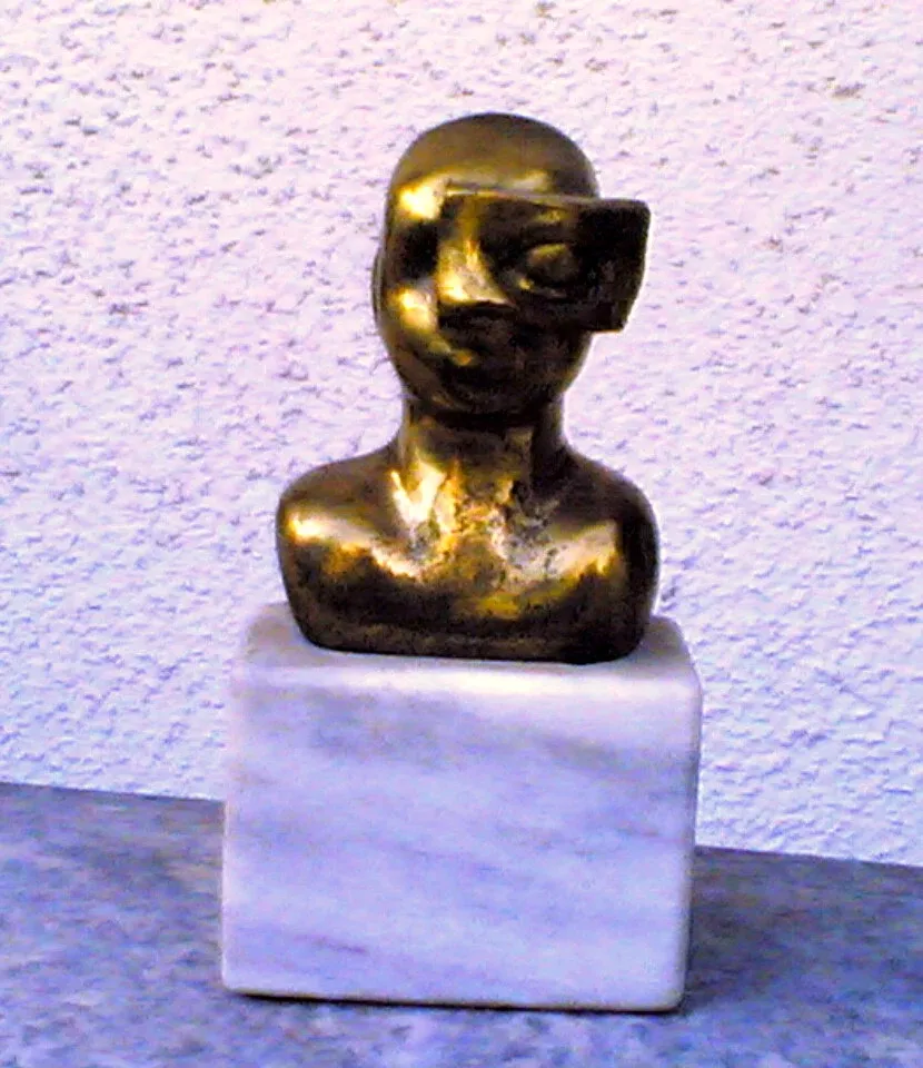 Subiektywny: piccolo busto di bronzo su base di marmo bianco; sugli occhi è calata una lastra rettangolare con un grande occhio in rilievo