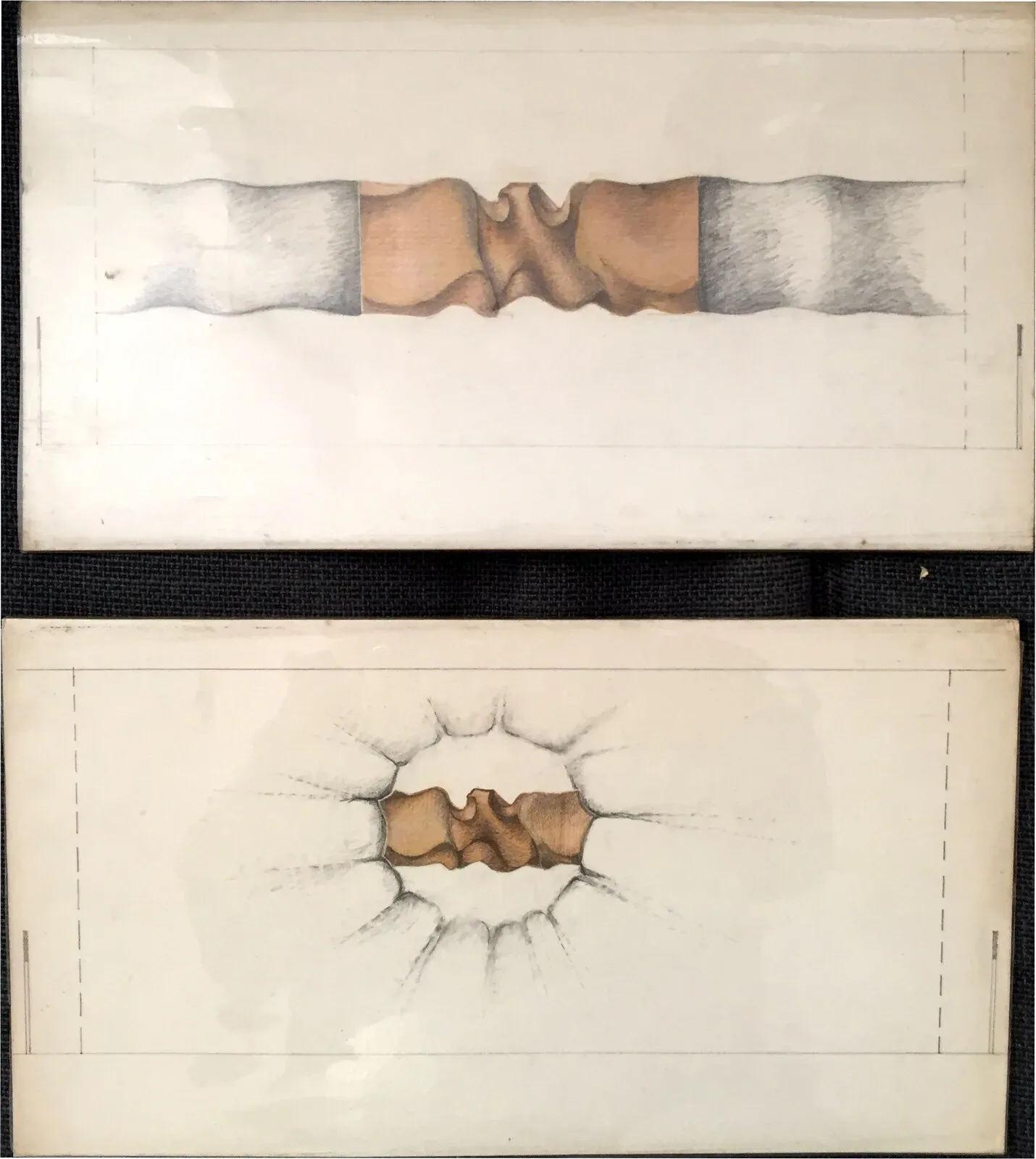 Due tavole di presentazione sovrapposte, fotografate su un fondo scuro: in ciascuna una lunga fascia orizzontale entro una cornice a filetto, con pietra grigia alle estremità e al centro un nodo modellato di colore ocra con due volute contrapposte