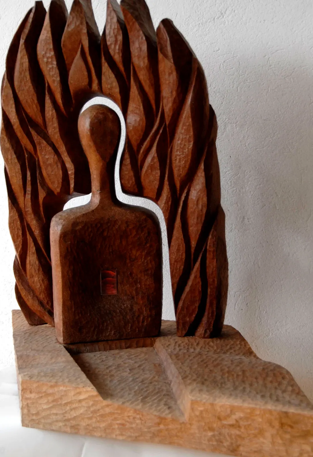 «Zranione Ego» (1997), mogano — opera di Antonina Wysocka-Jonczak