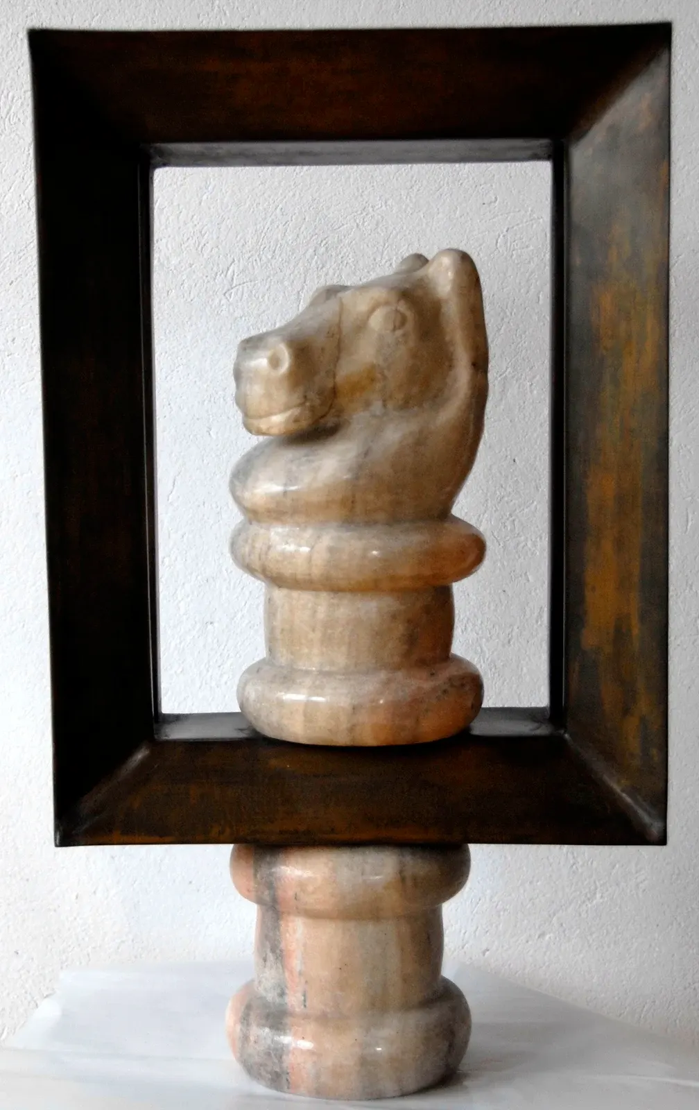 «Ruch» (1981–87), marmo, ottone — opera di Antonina Wysocka-Jonczak