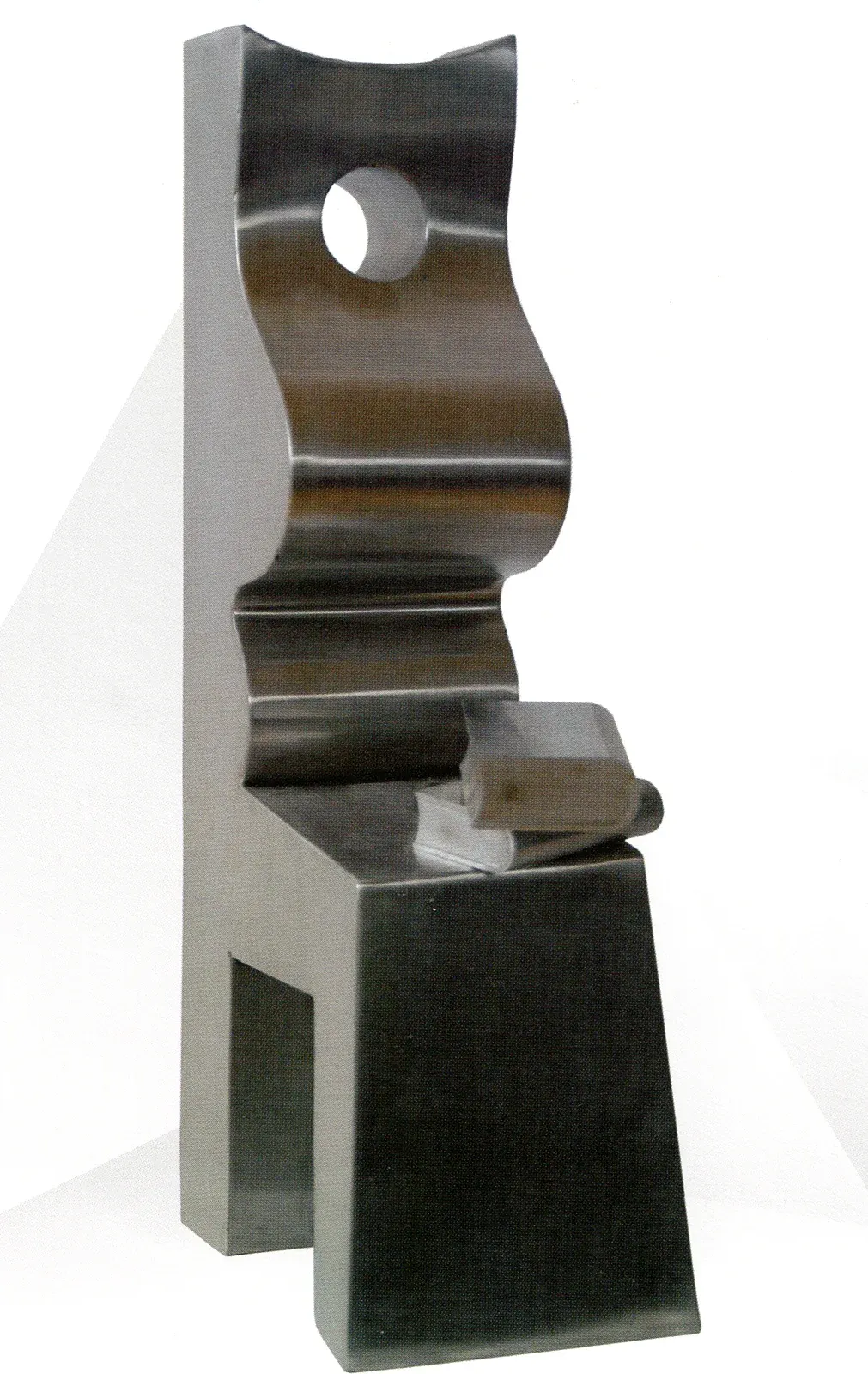 «Matka z książką» (1979), acciaio inox — opera di Antonina Wysocka-Jonczak