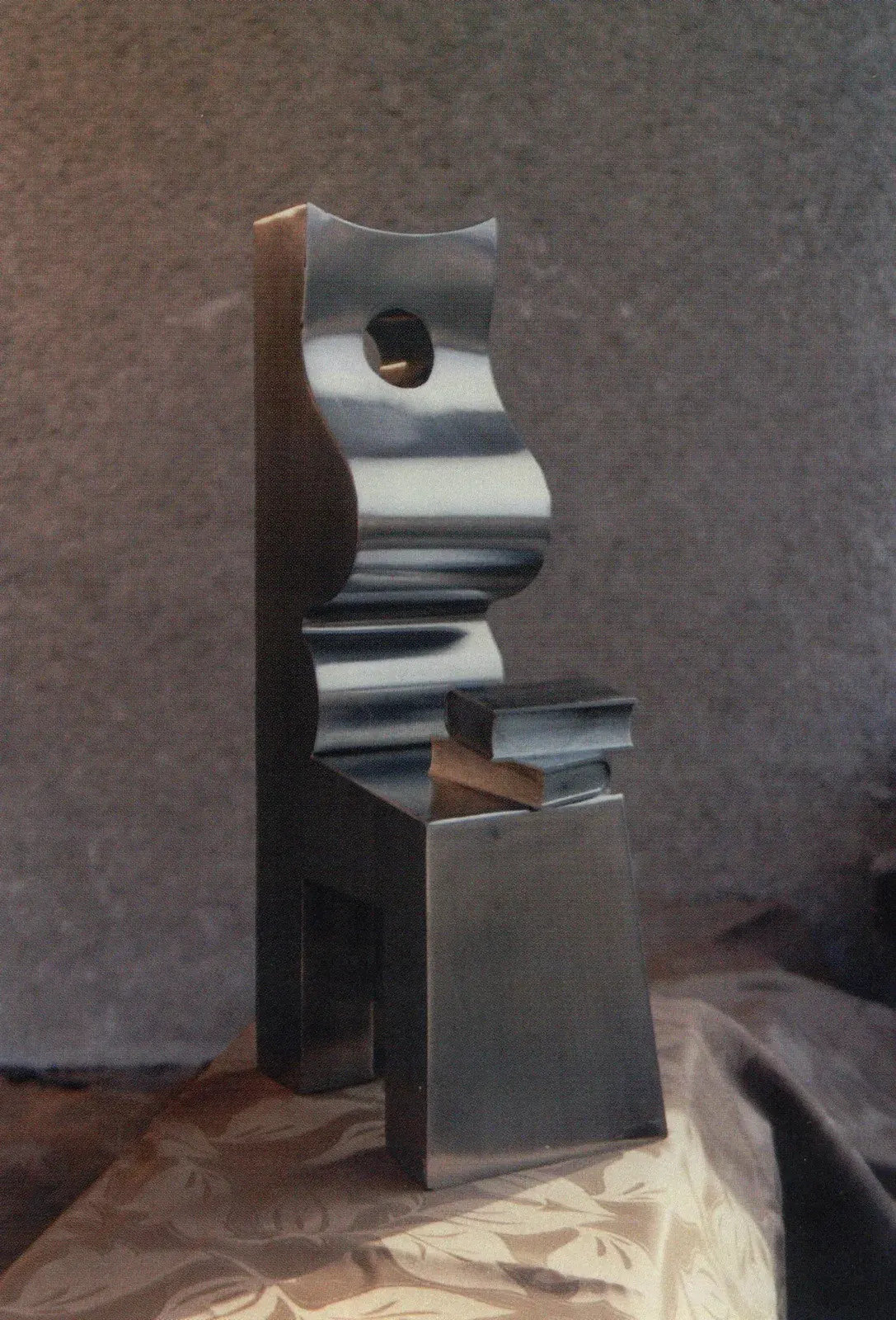 «Matka z książką» (1979), acciaio inox — opera di Antonina Wysocka-Jonczak