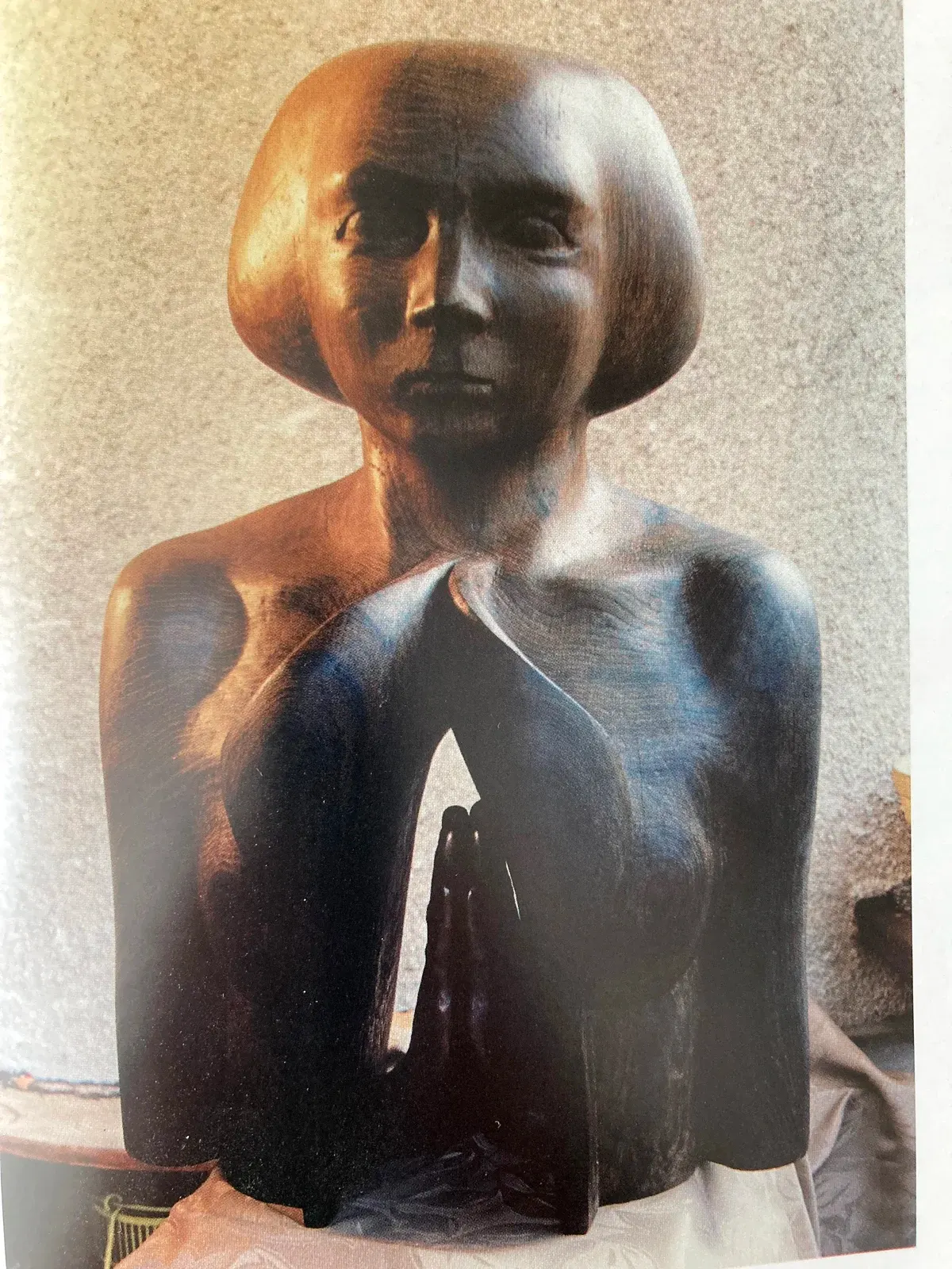 «Skupienie» (1986–87), rovere nero, bronzo — opera di Antonina Wysocka-Jonczak
