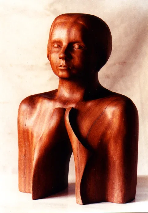 «Rozdarty» (1981–84), mogano — opera di Antonina Wysocka-Jonczak