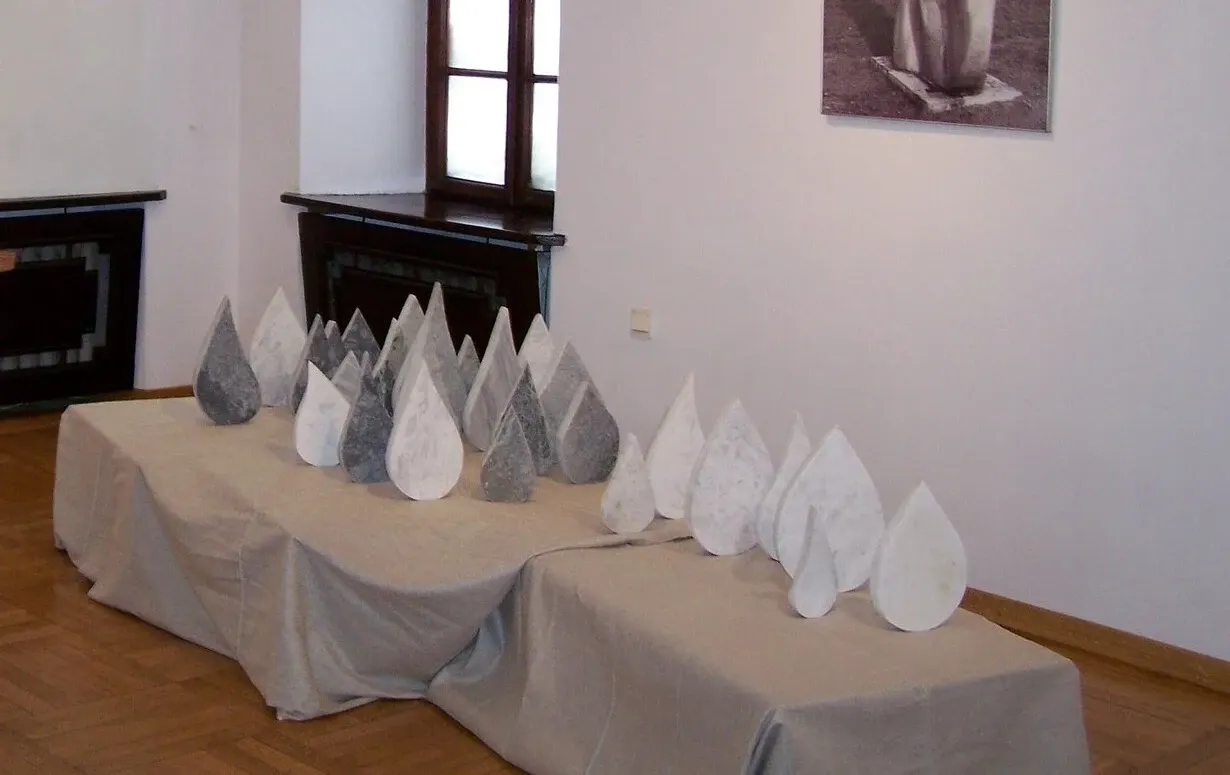 «Droga» (1996), marmo — opera di Antonina Wysocka-Jonczak