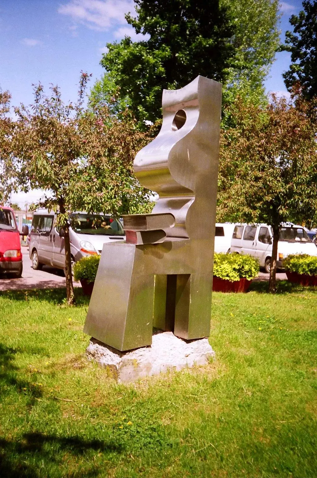 «Matka z książką» (1979), acciaio inox — opera di Antonina Wysocka-Jonczak