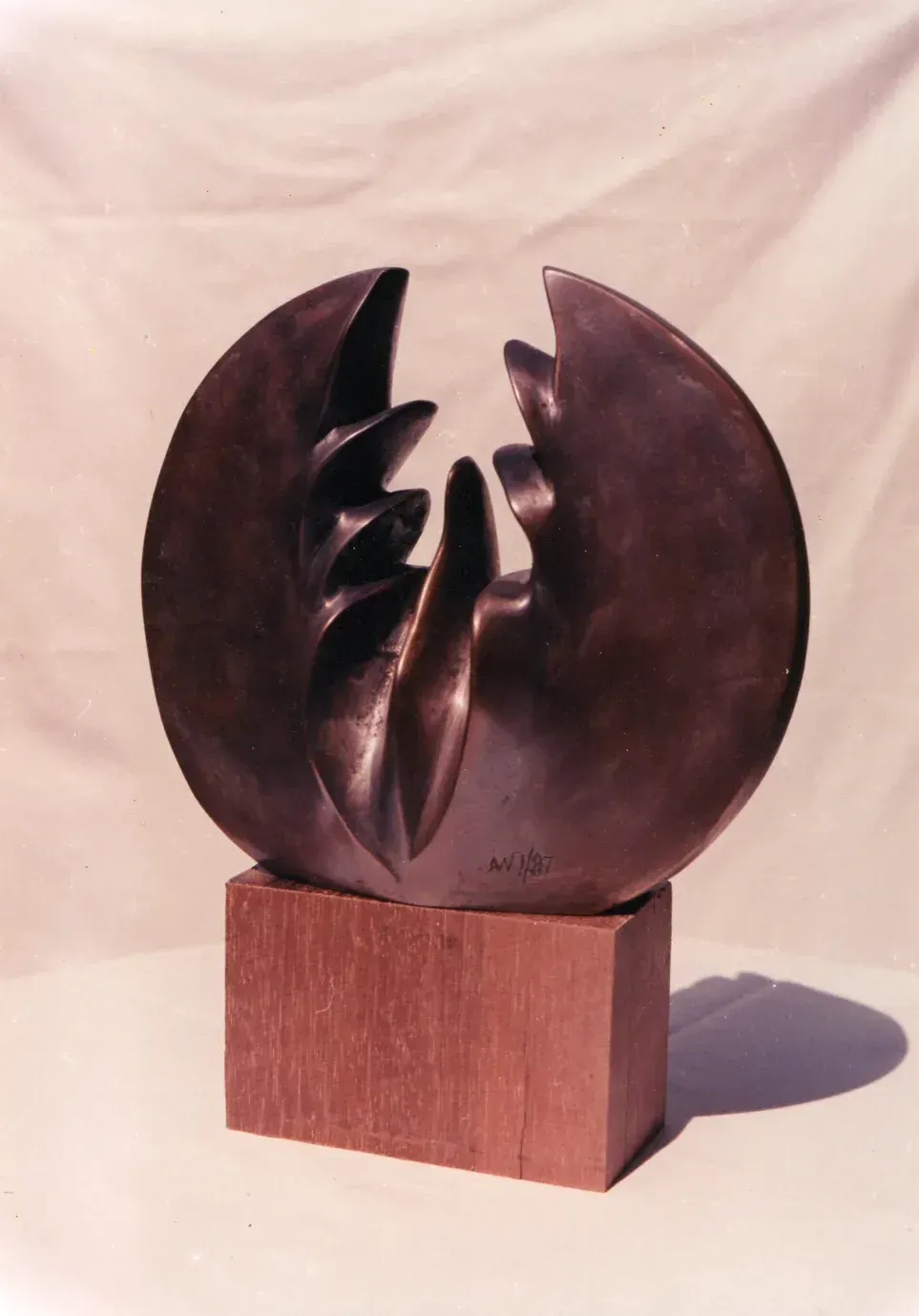 «Wzrastanie (z cyklu Dyski)» (1988), bronzo — opera di Antonina Wysocka-Jonczak
