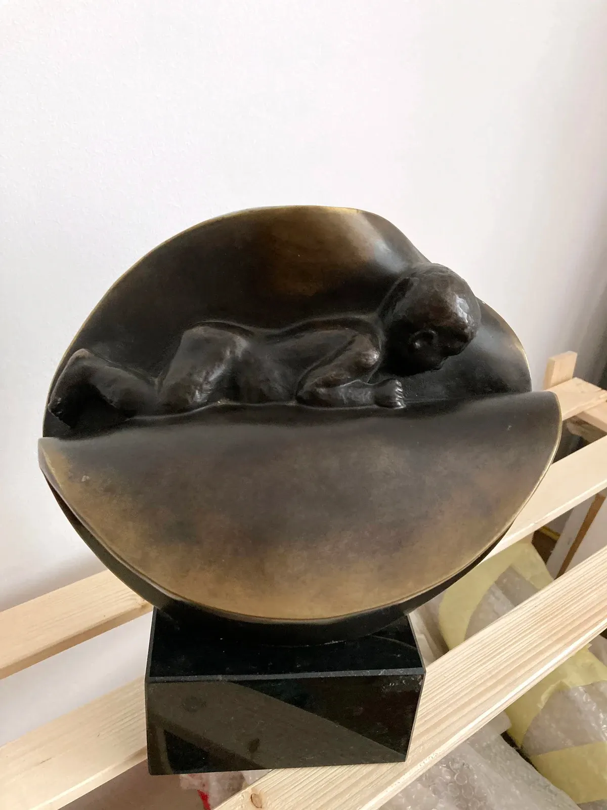 «Narodziny» (1986), bronzo — opera di Antonina Wysocka-Jonczak