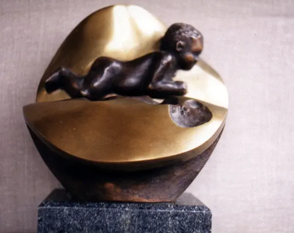 «Narodziny» (1986), bronzo — opera di Antonina Wysocka-Jonczak