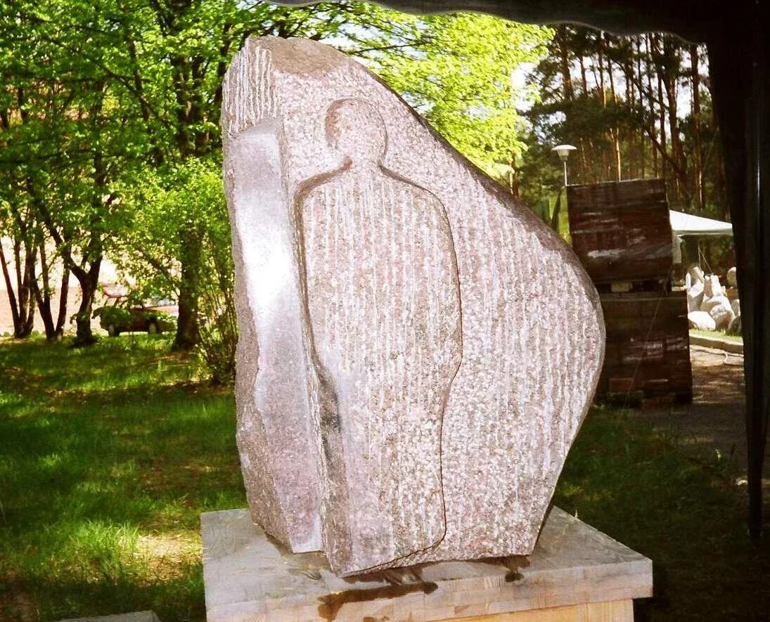 «Ślady» (2008), granito — opera di Antonina Wysocka-Jonczak
