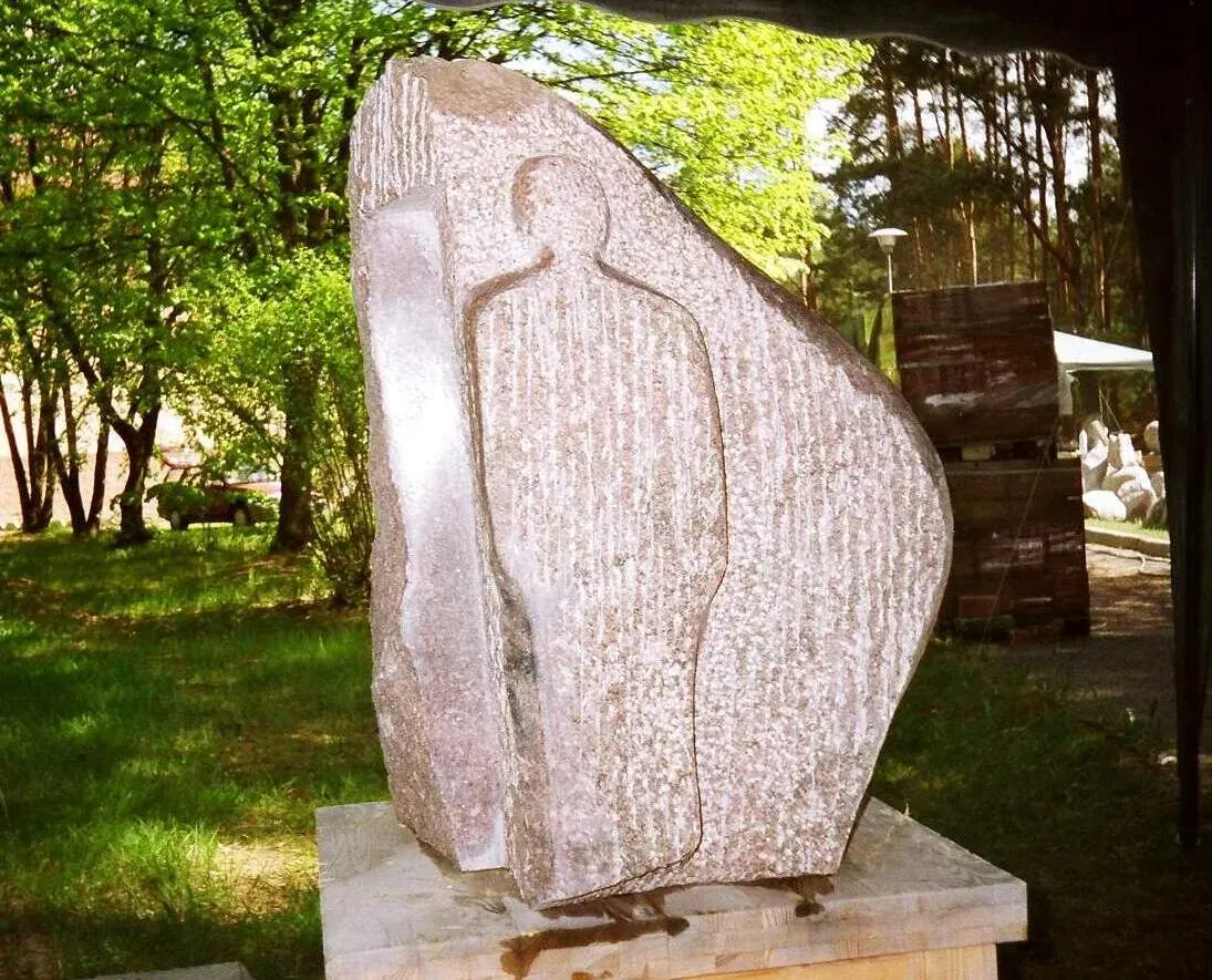 «Ślady» (2008), granito — opera di Antonina Wysocka-Jonczak