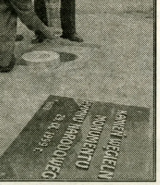 Fotografia di giornale: la lastra della pietra angolare incisa, ripresa di scorcio, con l’iscrizione KAMIEŃ WĘGIELNY MONUMENTU HYMNU NARODOWEGO 29 IX 1999