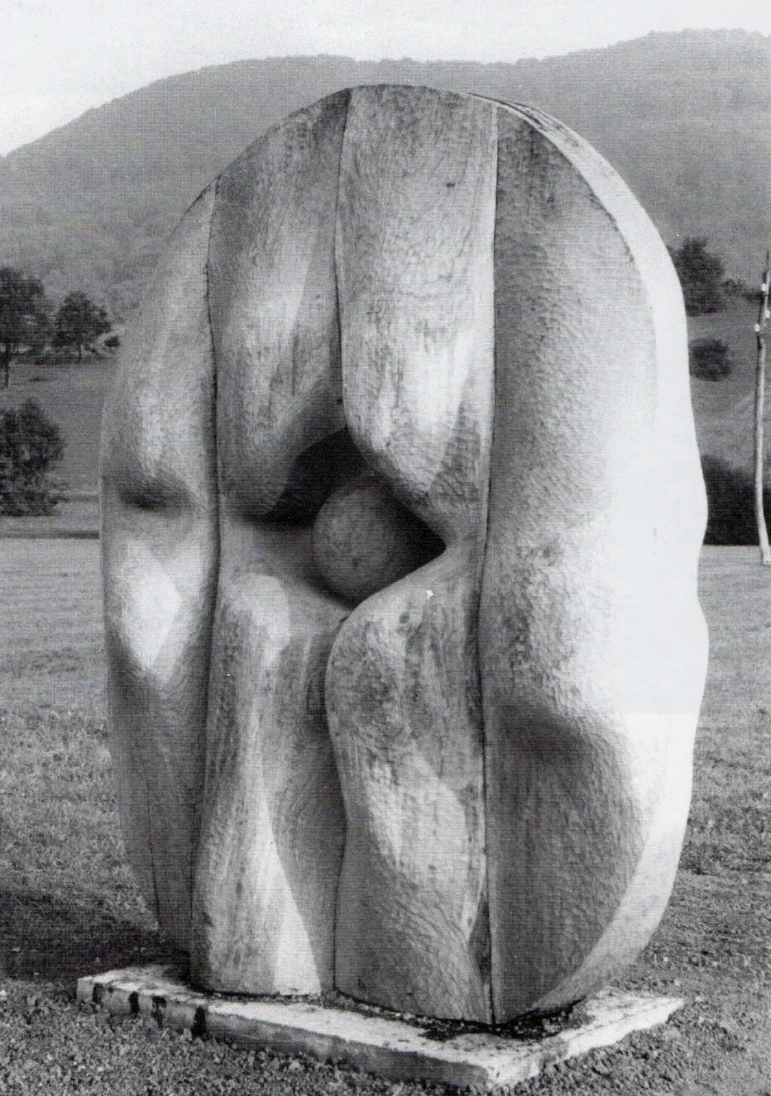 «Sfera» (1976), rovere — opera di Antonina Wysocka-Jonczak