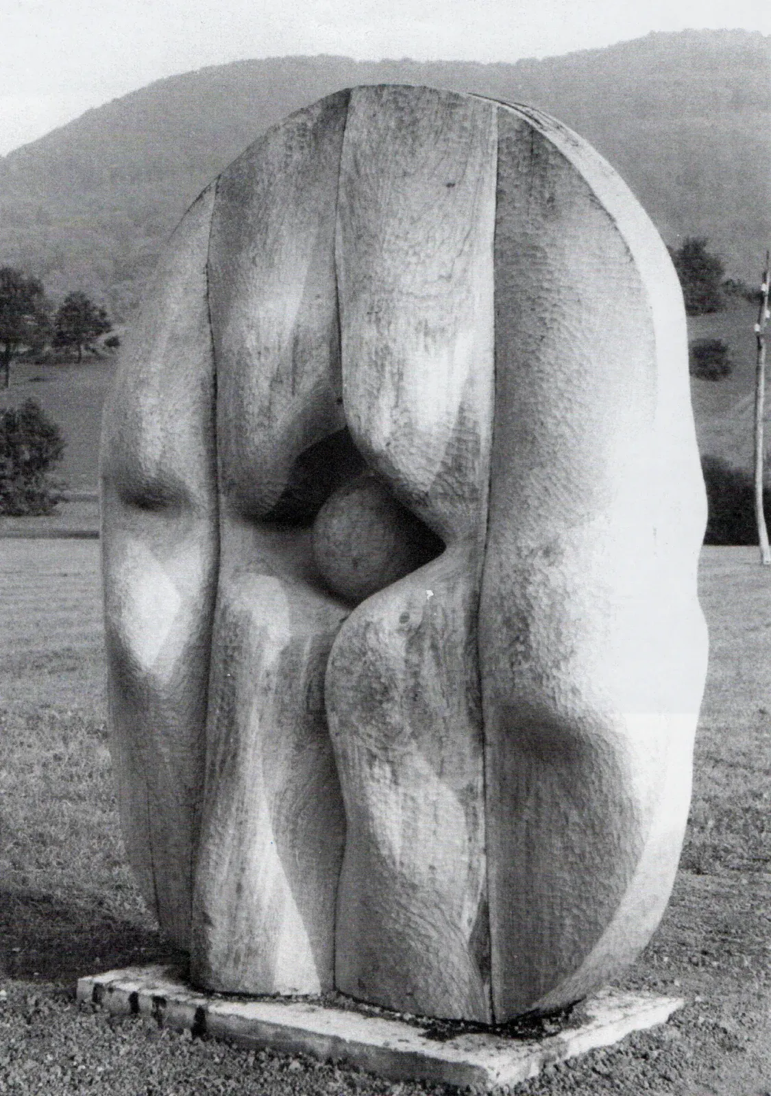 «Sfera» (1976), rovere — opera di Antonina Wysocka-Jonczak