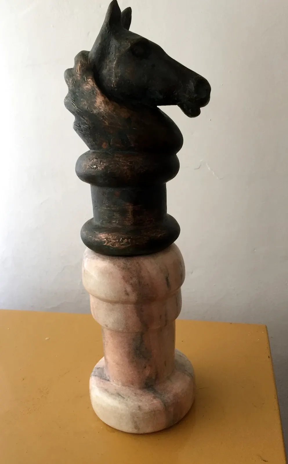 «Konik» (1990), marmo bronzo — opera di Antonina Wysocka-Jonczak