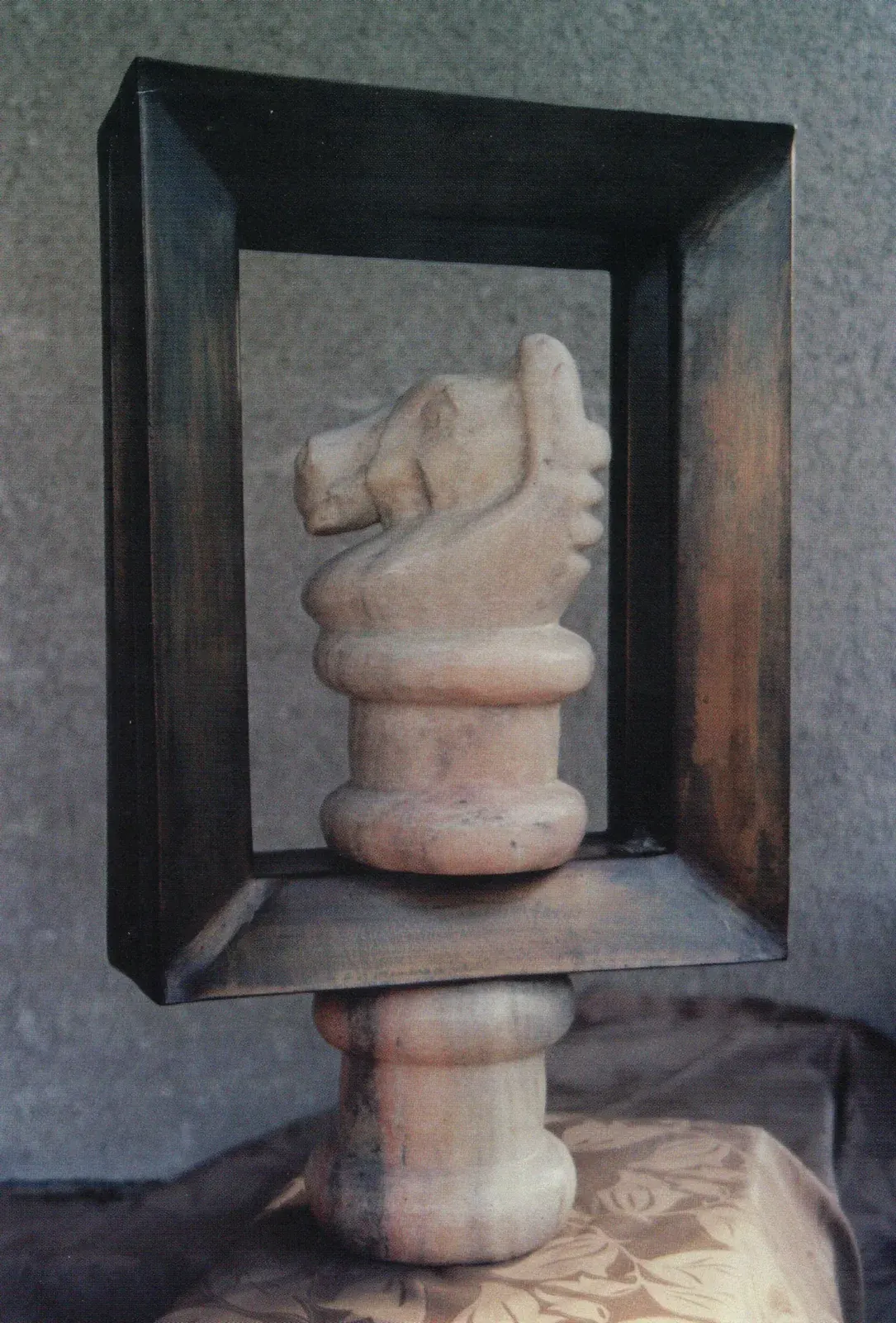 «Konik» (1990), marmo bronzo — opera di Antonina Wysocka-Jonczak