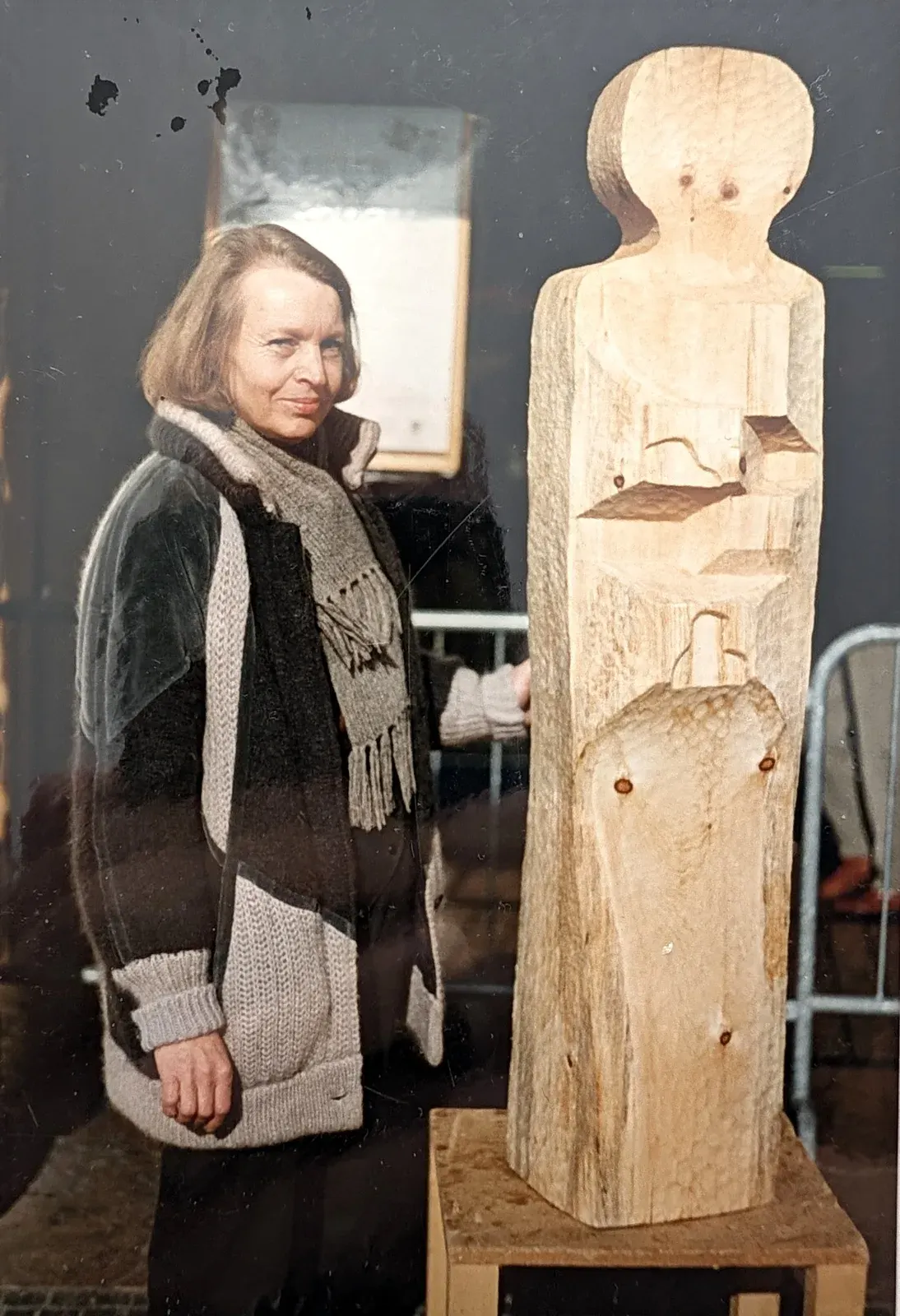 Dom — Accanto all'opera finita, sotto la tenda della postazione: un altro scatto della stessa giornata di Belluno, novembre 1994.