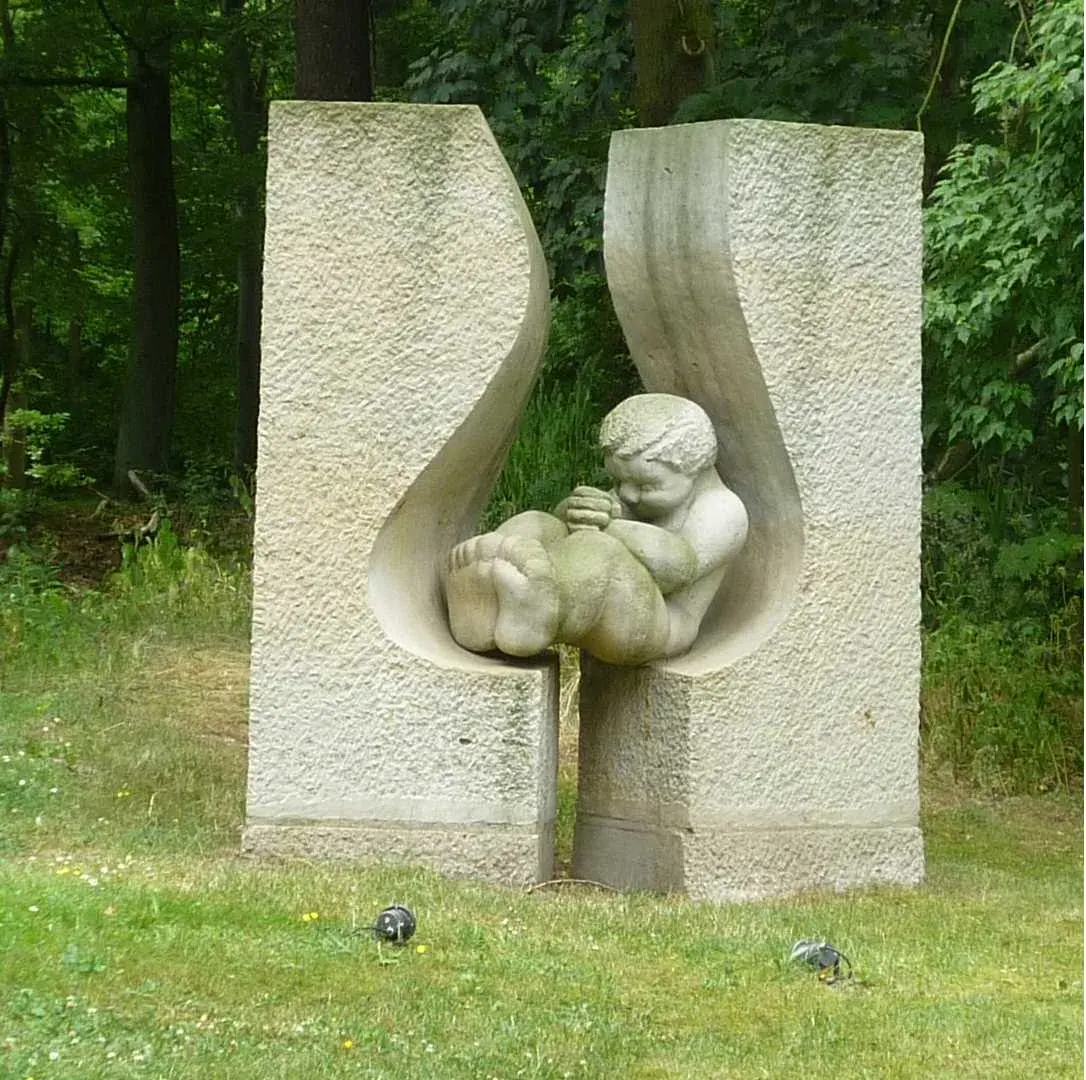 Cywilizacja II — L’opera nel parco dello zoo di Rostock.