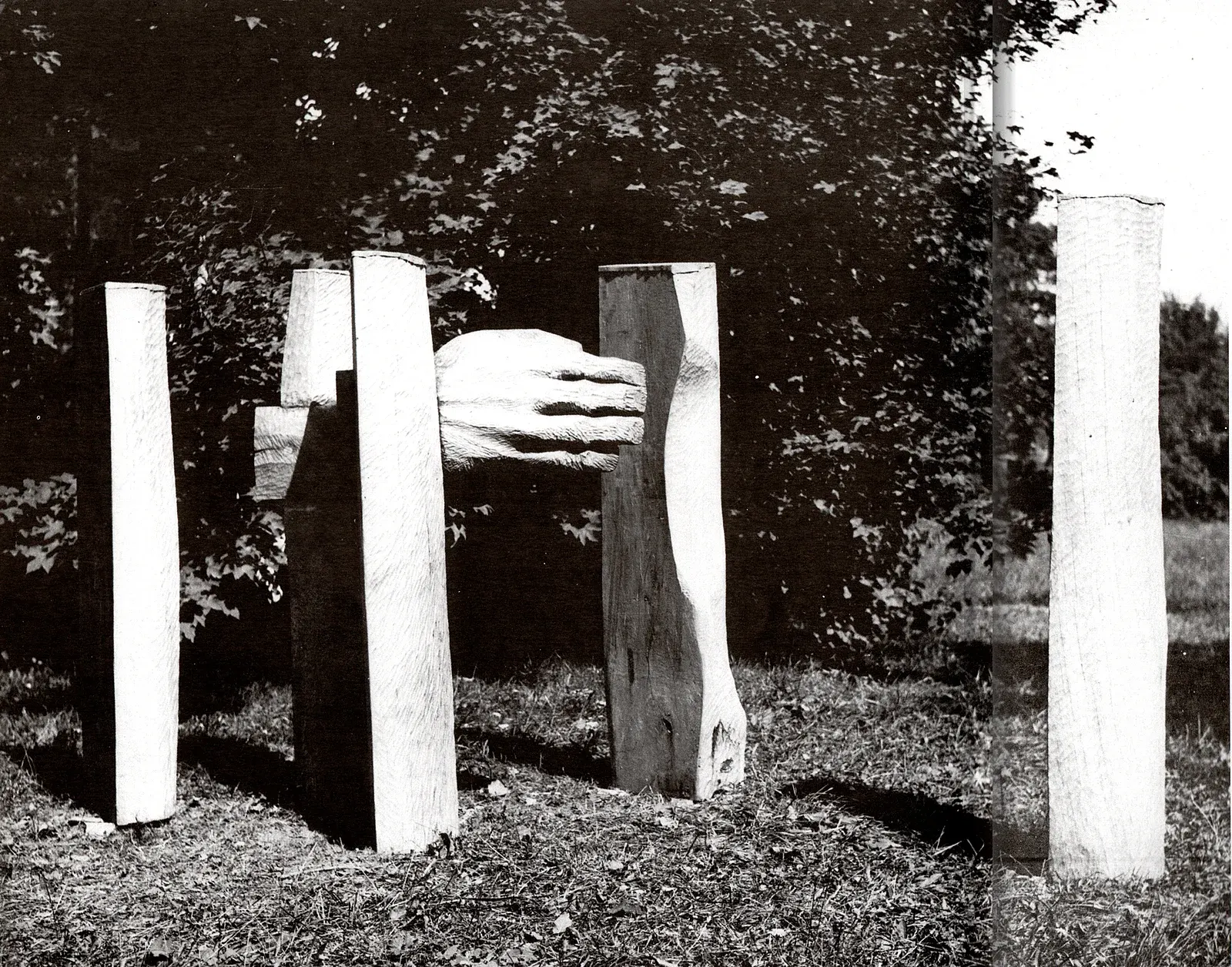 Ręce — Il gruppo intero nel parco di Piešťany: le colonne di quercia e, fra due di esse, le mani.