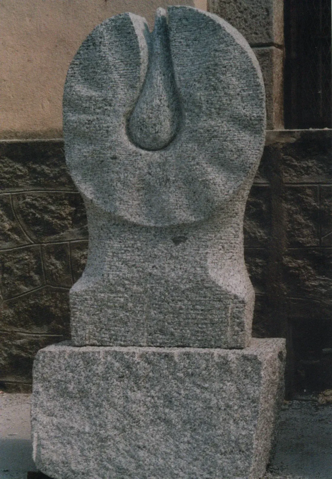 «Łza szczęścia» (1995), granito — opera di Antonina Wysocka-Jonczak