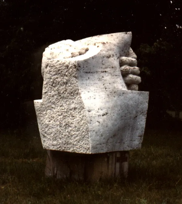 «Zmaganie» (1982), travertino — opera di Antonina Wysocka-Jonczak