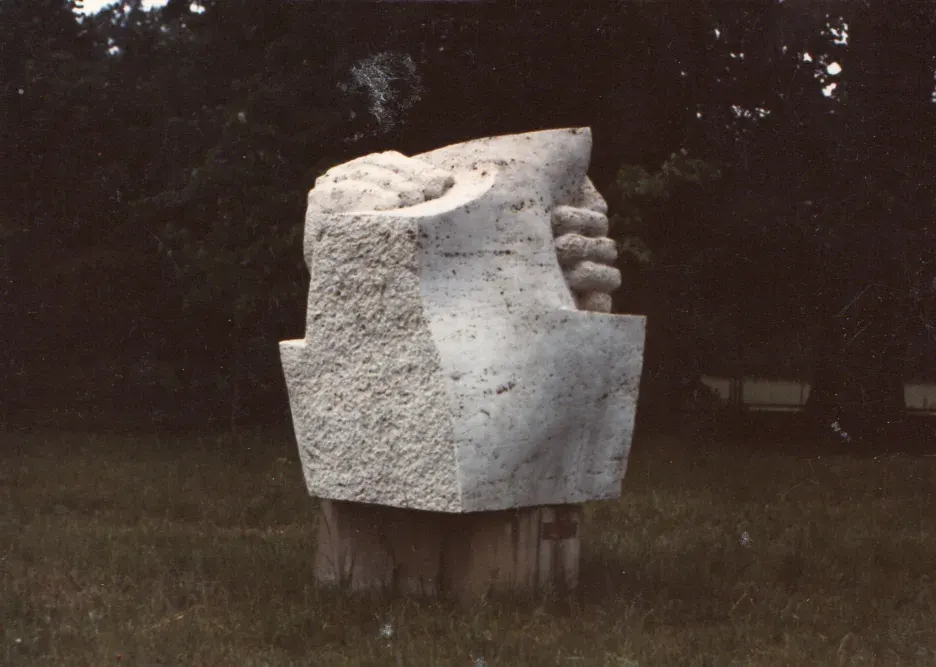 «Zmaganie» (1982), travertino — opera di Antonina Wysocka-Jonczak