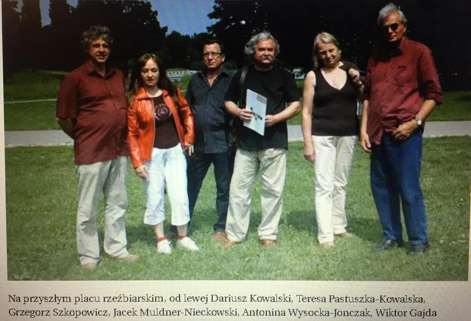 Fotografia di giornale: sei scultori in posa sul prato del parco, in fila, in una giornata d’estate; Antonina Wysocka-Jonczak è la seconda da destra