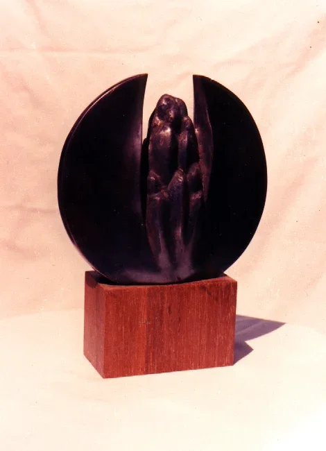 «Pączkowanie (z cyklu Dyski)» (1998), bronzo — opera di Antonina Wysocka-Jonczak