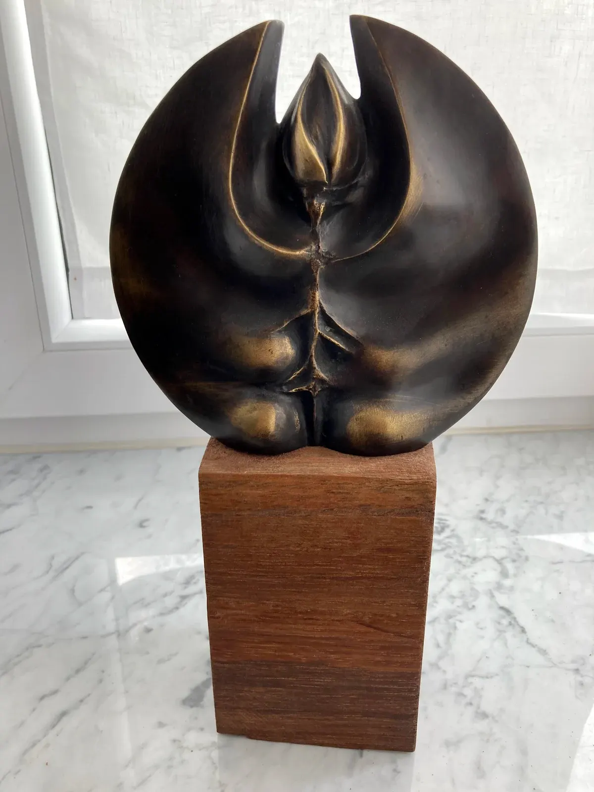 «Róża» (2007), bronzo — opera di Antonina Wysocka-Jonczak