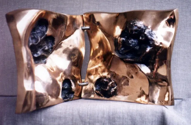 «Narodziny (z cyklu Przemijanie)» (1988), bronzo — opera di Antonina Wysocka-Jonczak