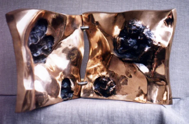 «Narodziny (z cyklu Przemijanie)» (1988), bronzo — opera di Antonina Wysocka-Jonczak