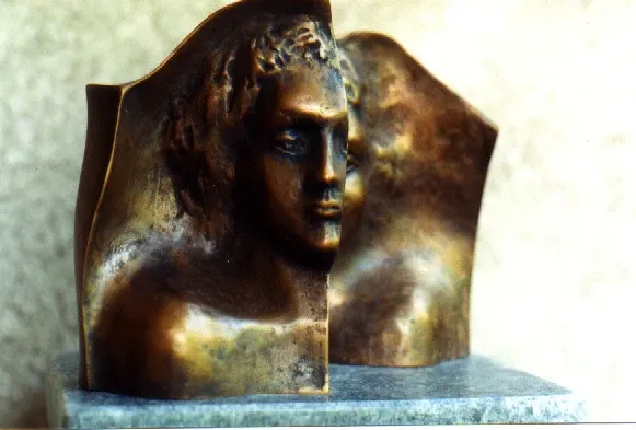 «Kolejne odbicia» (1992), bronzo e marmo, tre elementi — opera di Antonina Wysocka-Jonczak