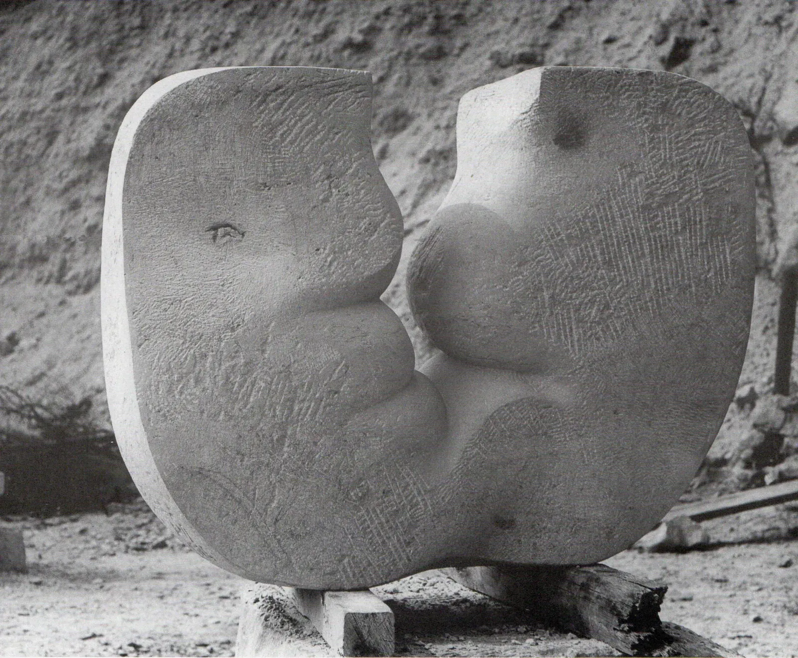 «Zbliżenie» (1976), arenaria — opera di Antonina Wysocka-Jonczak