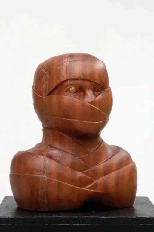 «Subiektywny I» (1980), legno — opera di Antonina Wysocka-Jonczak