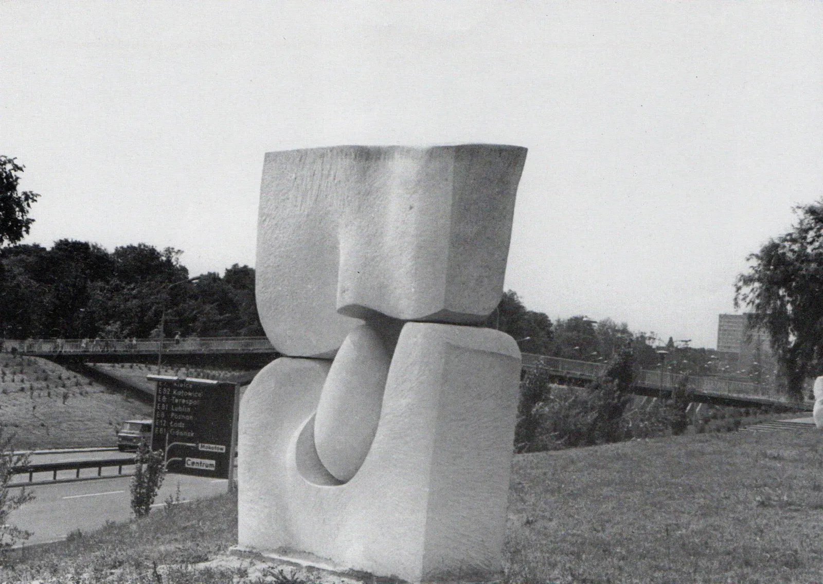 «„Ab Ovo”» (1975), pietra calcarea — opera di Antonina Wysocka-Jonczak