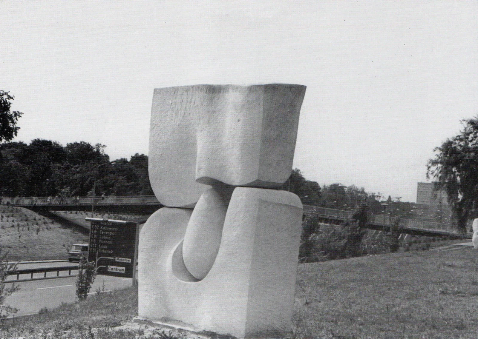 «„Ab Ovo”» (1975), pietra calcarea — opera di Antonina Wysocka-Jonczak