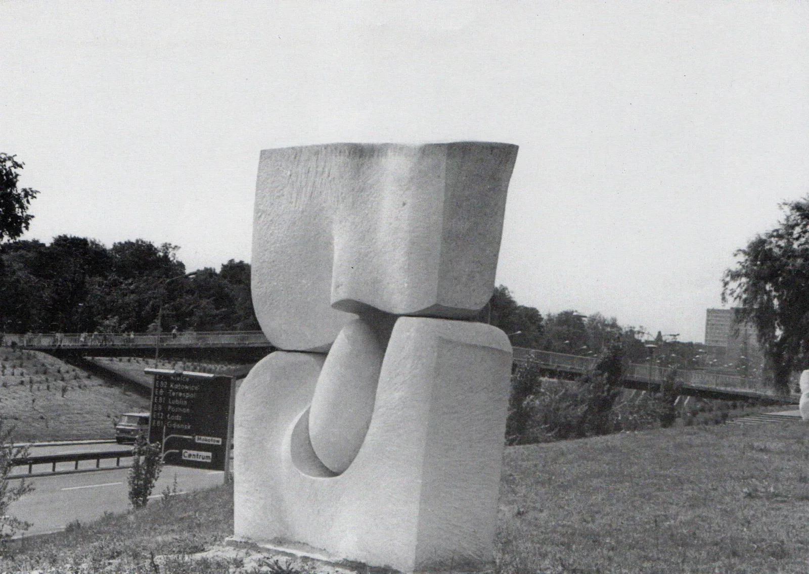 «„Ab Ovo”» (1975), pietra calcarea — opera di Antonina Wysocka-Jonczak