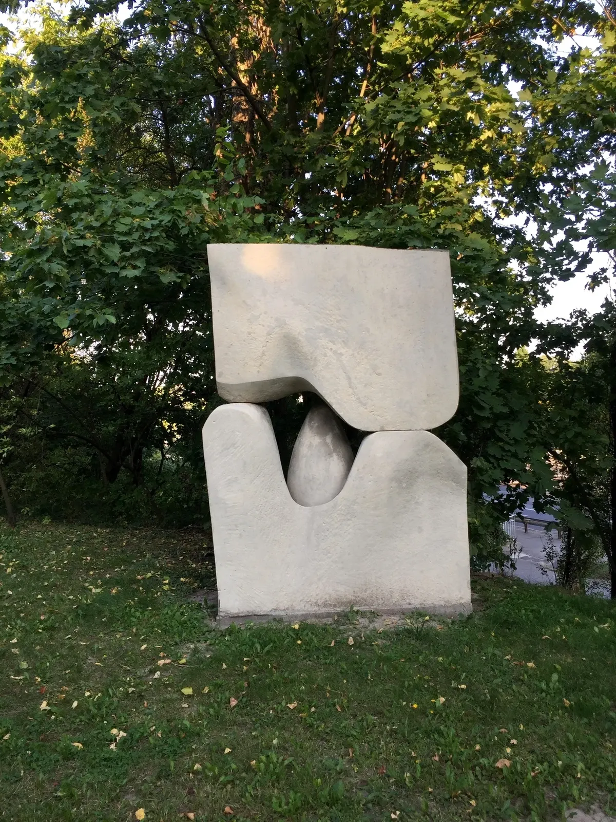 «„Ab Ovo”» (1975), pietra calcarea — opera di Antonina Wysocka-Jonczak