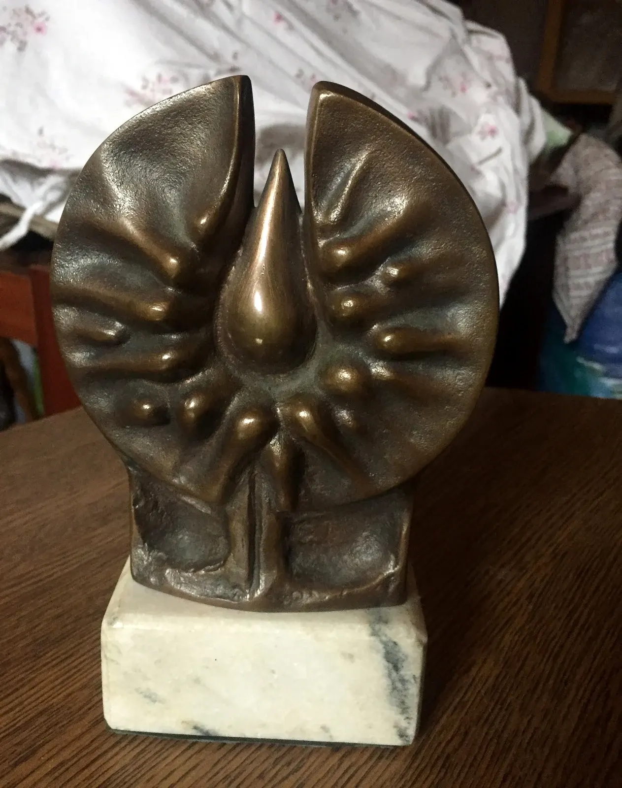 «Z cyklu „Sacrum”» (1993), bronzo, marmo — opera di Antonina Wysocka-Jonczak