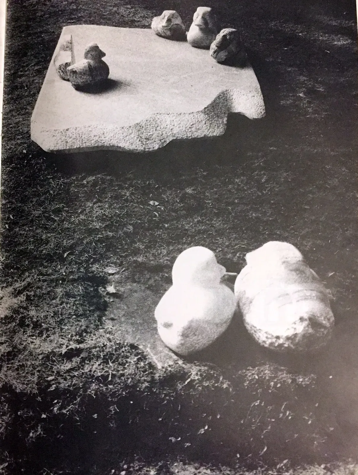 «SoS-Natura» (1992), marmo di Krastal, quarzo fumé, marmo di Gummern — opera di Antonina Wysocka-Jonczak