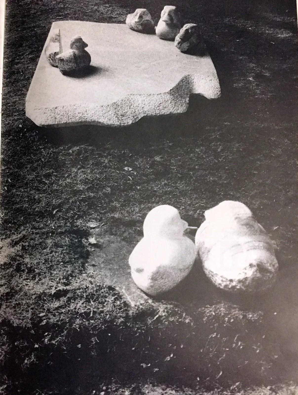 «SoS-Natura» (1992), marmo di Krastal, quarzo fumé, marmo di Gummern — opera di Antonina Wysocka-Jonczak