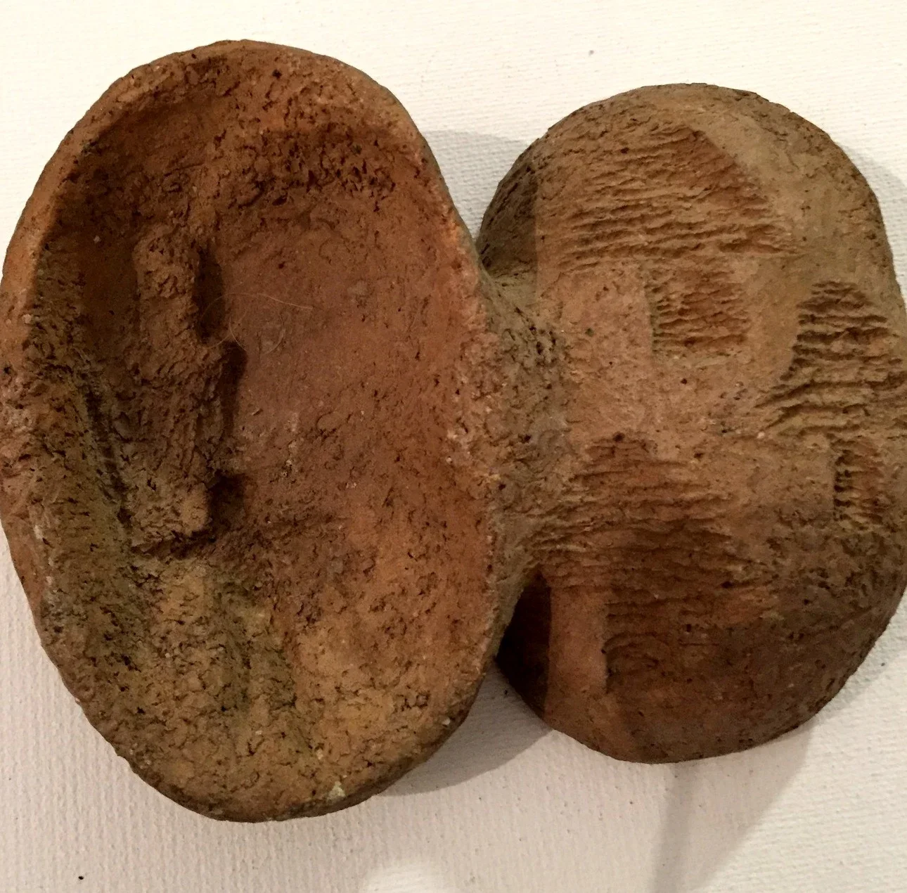 «Z cyklu reperty archeologiczne» (1968), ceramica — opera di Antonina Wysocka-Jonczak