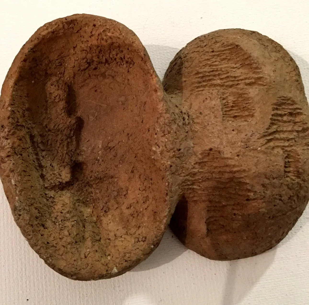 «Z cyklu reperty archeologiczne» (1968), ceramica — opera di Antonina Wysocka-Jonczak