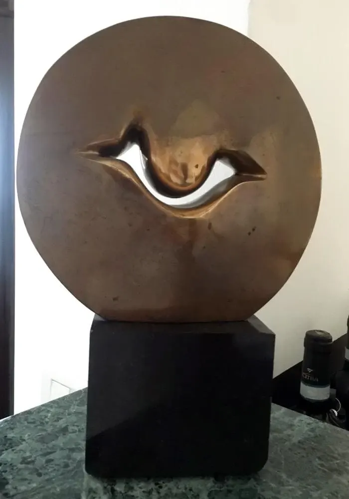 «Zbliżenie (z cyklu Dyski)» (1998), bronzo — opera di Antonina Wysocka-Jonczak