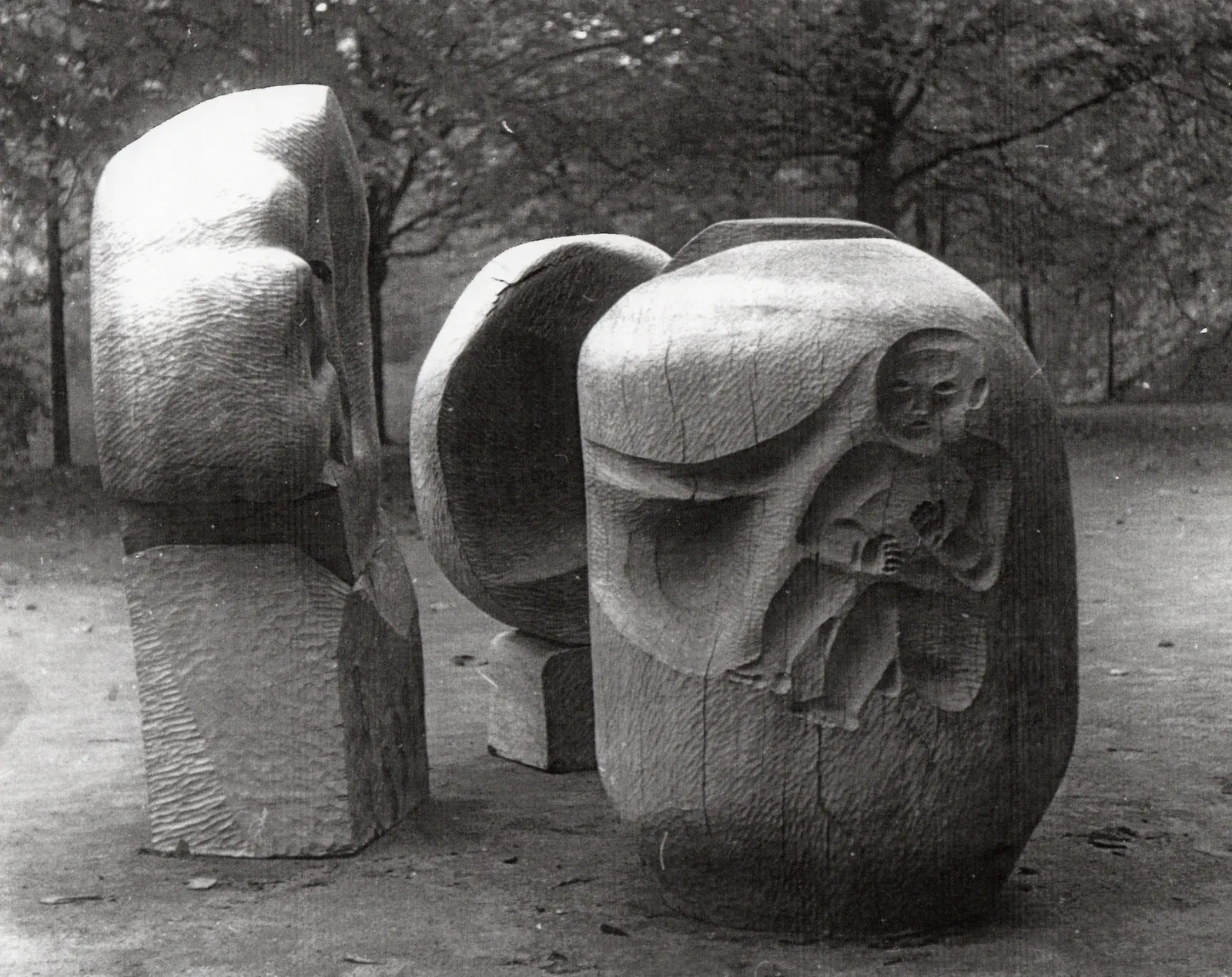 «U progu życia» (1970), mogano — opera di Antonina Wysocka-Jonczak