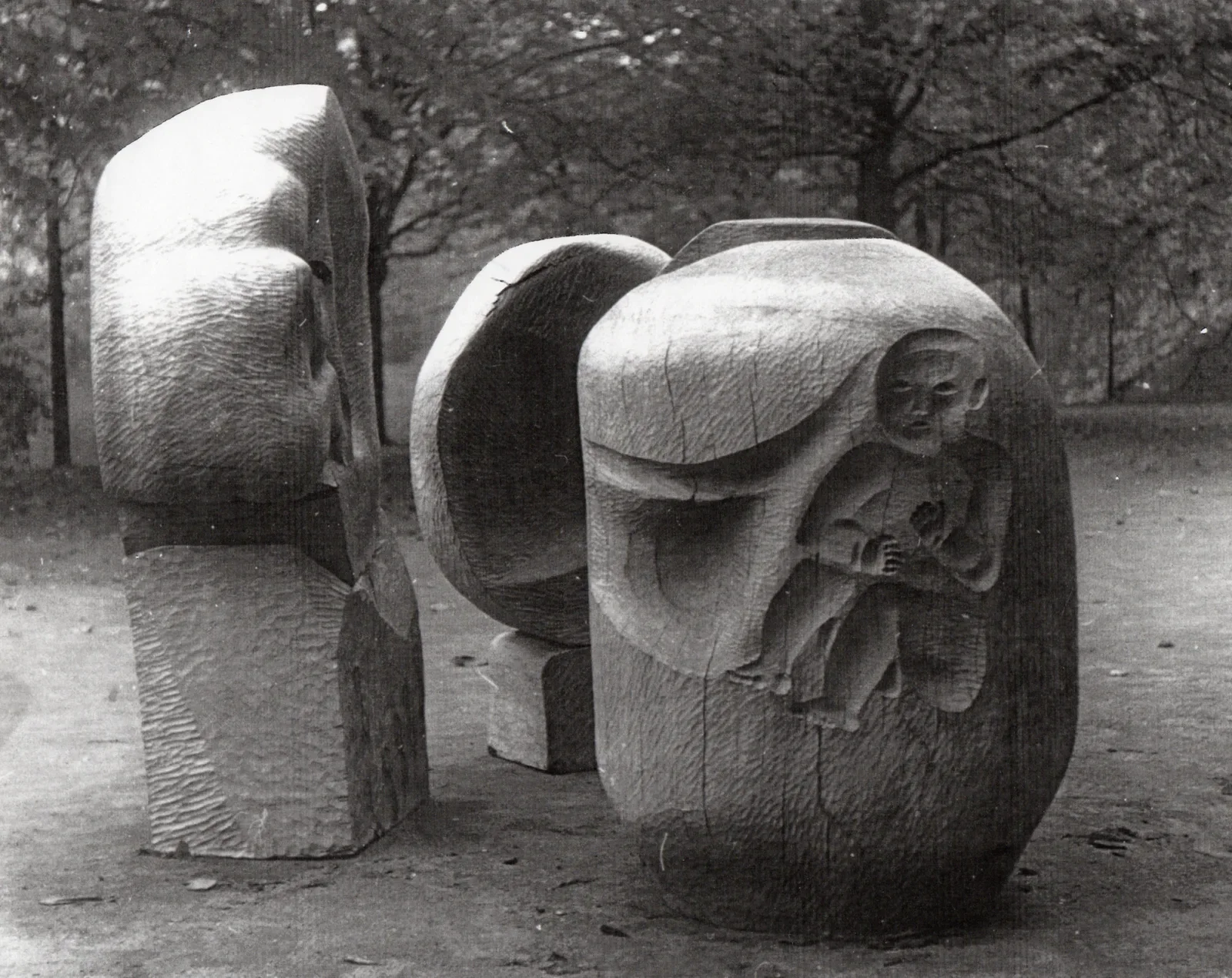 «U progu życia» (1970), mogano — opera di Antonina Wysocka-Jonczak