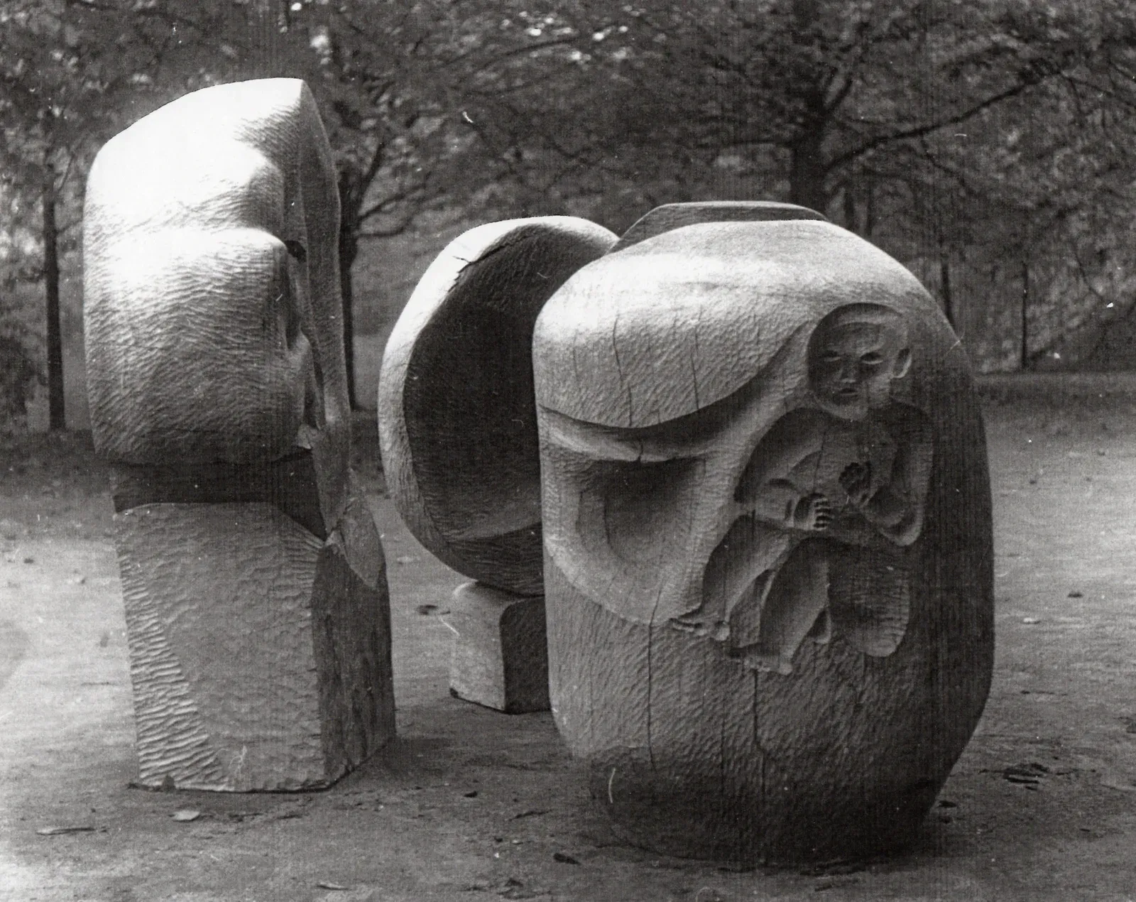 «U progu życia» (1970), mogano — opera di Antonina Wysocka-Jonczak